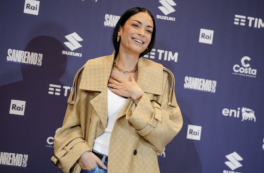 Copertina di “Vado in terapia quando sento l’esigenza di confrontarmi con me stessa. Cerco di volermi bene ed essere fedele a me”: lo rivela Elodie a Sanremo 2025