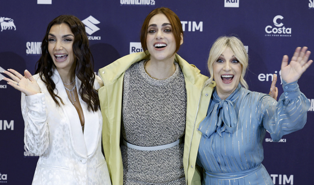 Sanremo 2025, la diretta della terza serata: in gara 14 Big e la Finale dei Giovani, Duran Duran con la “sorpresa” Victoria dei Maneskin. Trionfo di donne con Katia Follesa, Miriam Leone e Elettra Lamborghini