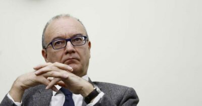 Copertina di “Non coerente con la formazione professionale”: il ministero boicotta il convegno anti riarmo dei prof. La protesta: “Limitata la nostra libertà”