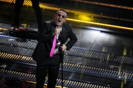 Copertina di “No a caffè, tè e carni rosse per i cantanti di Sanremo, sì alle verdure ricche di acqua e acido ialuronico”: i trucchi della nutrizionista per prendersi cura della voce