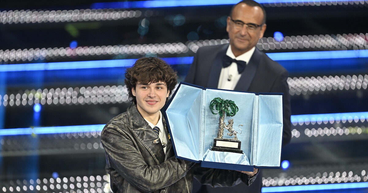 Sanremo 2026, Carlo Conti pubblica il regolamento delle Nuove Proposte: sul palco dell’Ariston in quattro