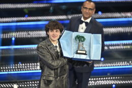 Copertina di Sanremo 2026, Carlo Conti pubblica il regolamento delle Nuove Proposte: sul palco dell’Ariston in quattro