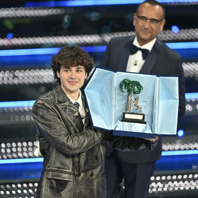 Sanremo 2025, la diretta della terza serata: Top 5 con Olly, Brunori Sas, Coma_Cose, Irama e Francesco Gabbani. Katia Follesa travolgente, show dei Duran Duran. Settembre vince le Nuove Proposte