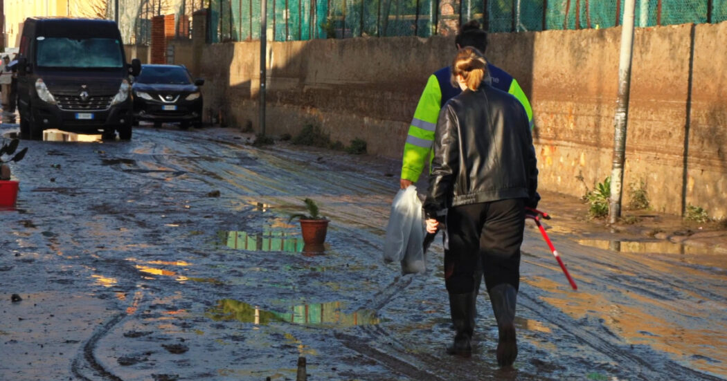 Nubifragio all’isola d’Elba, al risveglio si contano i danni tra le strade piene di fango: “In pochi minuti l’acqua a un metro e mezzo”