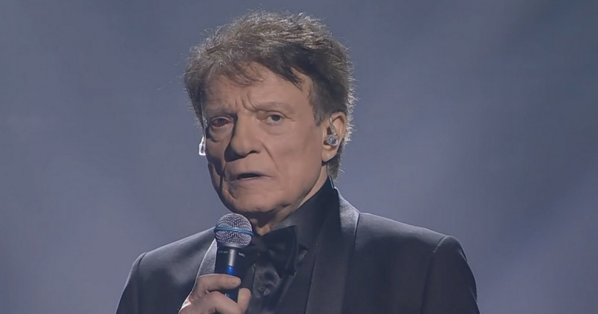 Massimo Ranieri con l’occhio rosso a Sanremo, l’ironia dei social: “Si è fatto prestare la lente da Fedez”. Ecco che cosa è successo