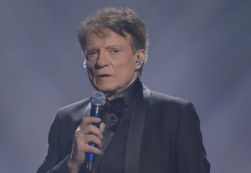 Copertina di Massimo Ranieri con l’occhio rosso a Sanremo, l’ironia dei social: “Si è fatto prestare la lente da Fedez”. Ecco che cosa è successo