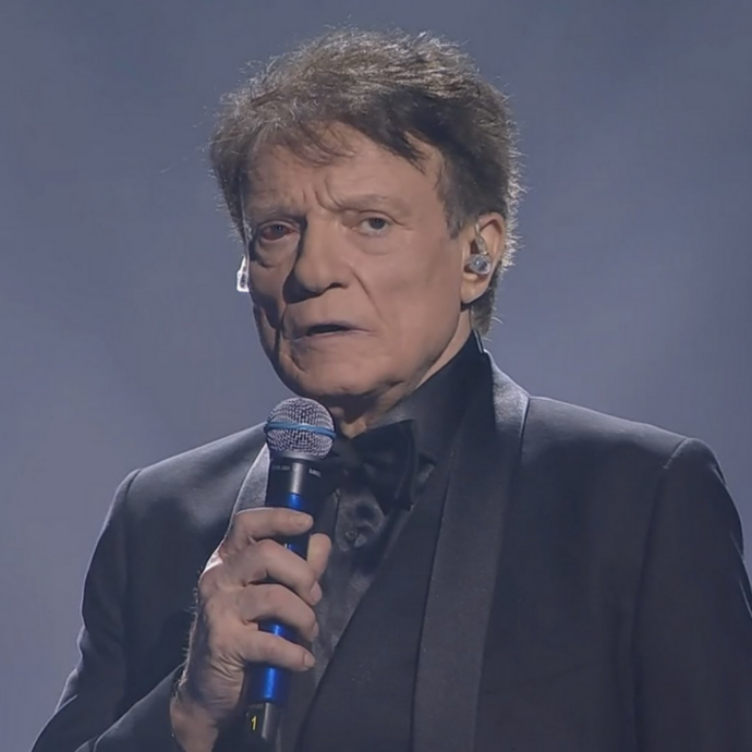 Massimo Ranieri con l’occhio rosso a Sanremo, l’ironia dei social: “Si è fatto prestare la lente da Fedez”. Ecco che cosa è successo