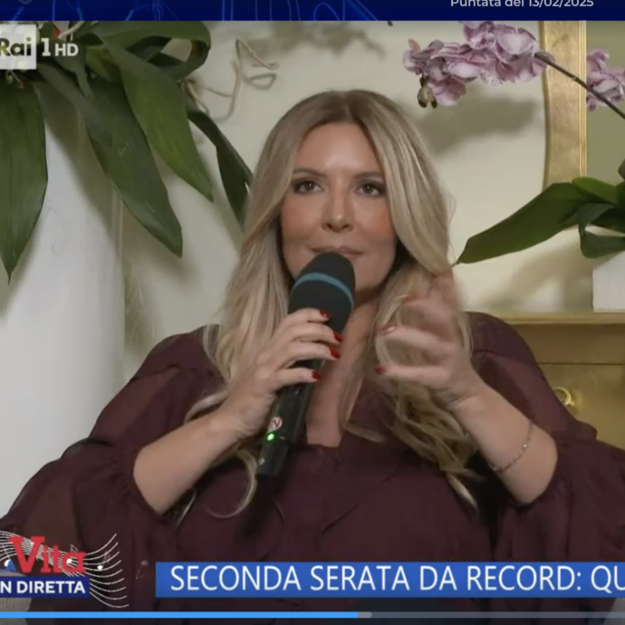 “Sento quello che i tuoi ospiti dicono di me, non è carino” imbarazzo a La vita in diretta per il fuorionda contro Selvaggia Lucarelli