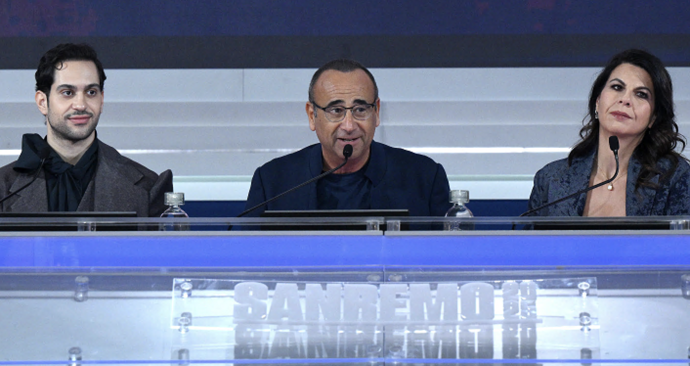 Sanremo 2025, Carlo Conti: “Realizzo un sogno, stasera aprirò il Festival con Roberto Benigni”. Cucciari: “Vesto e mi spoglio gratis”. Mahmood farà “uno show degno del SuperBowl”