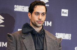 Copertina di “Il mio team per Sanremo 2025 mi ha regalato delle mutande con una pannocchia disegnata sopra. Il futuro in tv? Ho ancora da dare alla musica”: lo rivela Mahmood