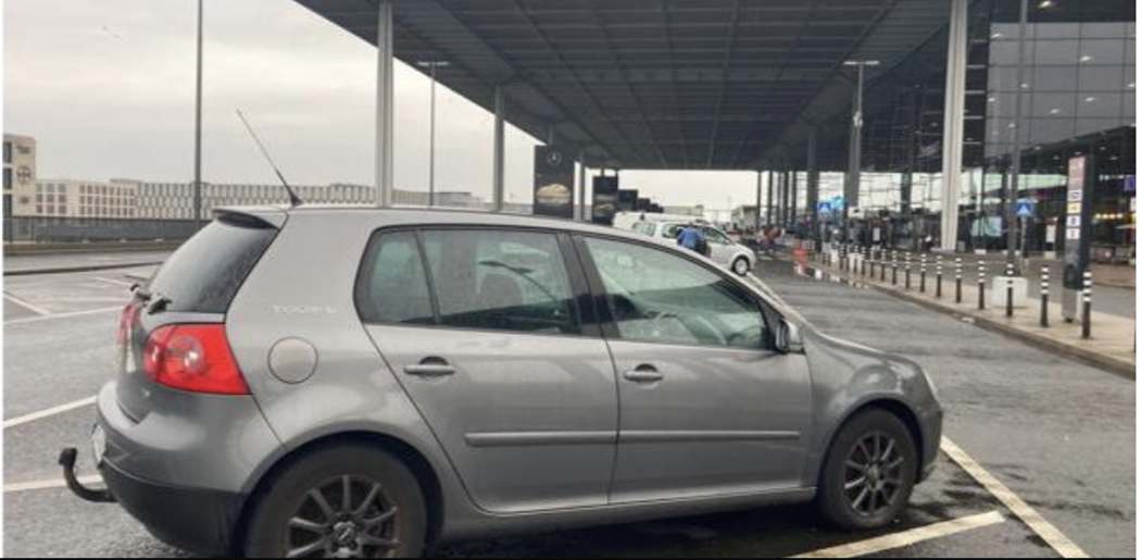 Il mistero dell’auto parcheggiata in aeroporto da un anno: il biglietto ha superato i 200mila euro, ma il proprietario è un “fantasma”