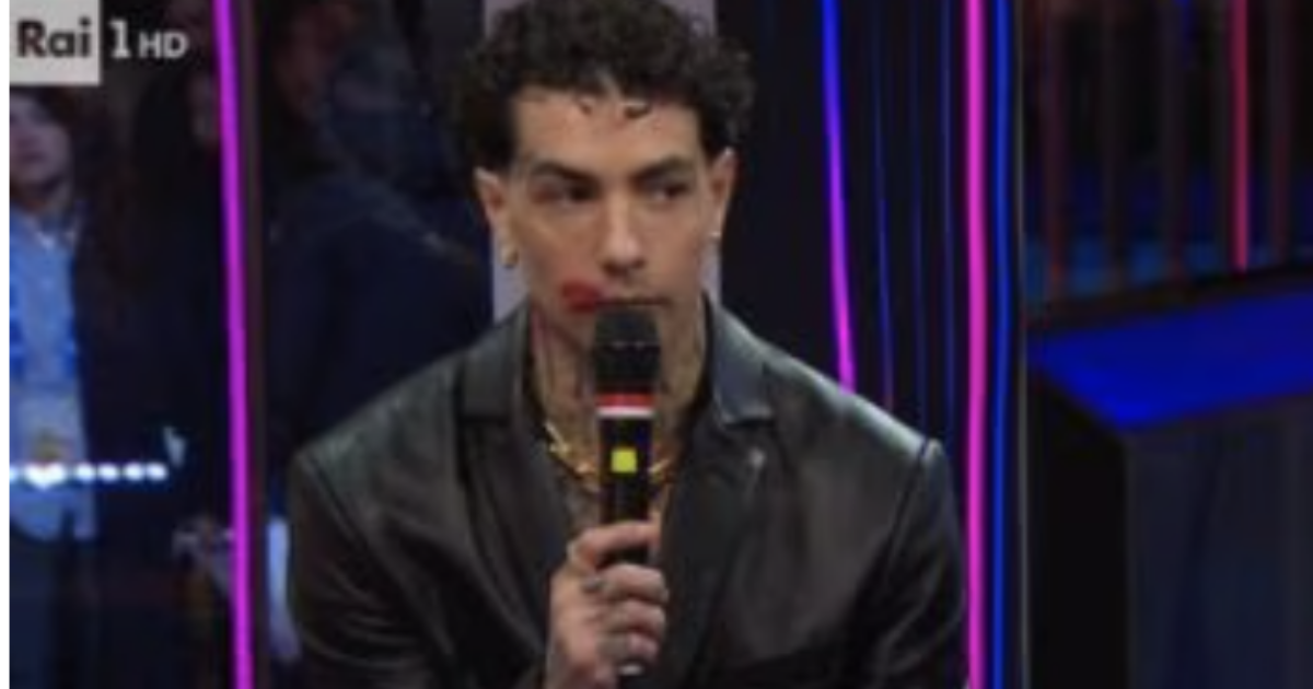Sanremo 2025 da Ilfattoquotidiano.it sanremo 2025 tony effe arriva al dopofestival con il segno del rossetto sulla labbra niente trucco è un bacio vero