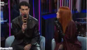 Copertina di Sanremo 2025, Tony Effe arriva al DopoFestival con il segno del rossetto sulla labbra: “Niente trucco, è un bacio vero”