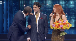 Copertina di “Oggi non ti facciamo parlare”: Tony Effe sul palco di Sanremo con la collana ‘gela’ Carlo Conti: “Ti sei salvato”