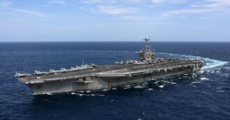 Copertina di Incidente in acque egiziane: portaerei americana si scontra con una nave mercantile di Panama