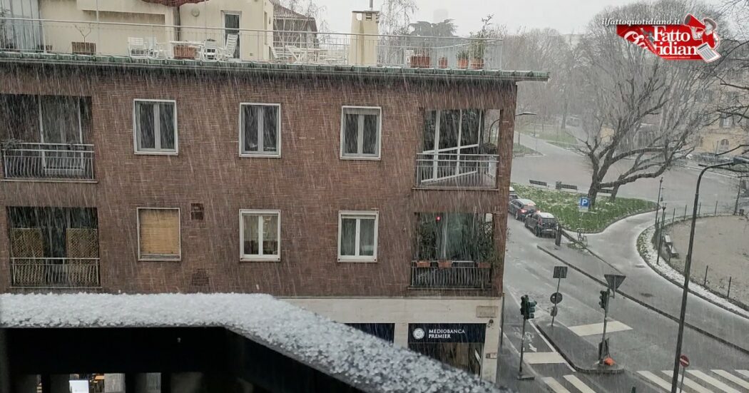 Grandinata a Milano, vento forte e chicchi bianchi nel capoluogo lombardo: coperte auto e strade – Video