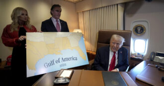Copertina di L’Associated Press non obbedisce sul golfo del Messico. Trump caccia l’agenzia anche dall’aereo presidenziale