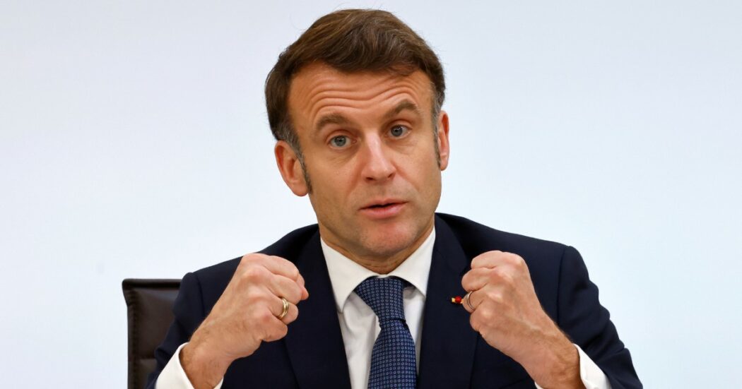 Ucraina, mentre l’Ue condanna la “pace veloce” Macron apre alla mossa di Trump: “Scossa per una svolta autonomista dell’Europa”