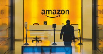Copertina di “Amazon vuole sostituire mezzo milione di posti di lavoro con i robot”: la rivelazione del NYTimes. L’azienda: “Quadro incompleto e fuorviante”