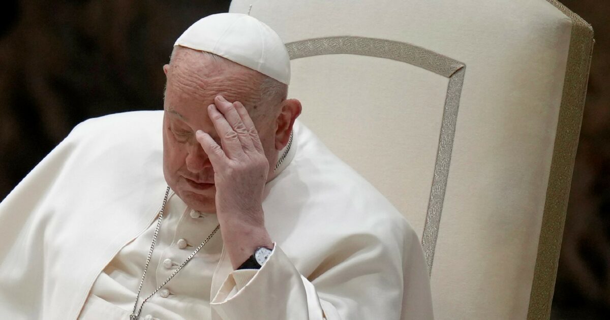 Il Papa ancora in condizioni critiche: “Lieve insufficienza renale, allo stato sotto controllo”