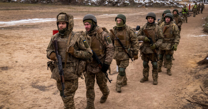 Reclutati su TikTok e spediti in guerra: storie dei mercenari colombiani arruolati da Kiev. “Indennità? No, i corpi non vengono restituiti”