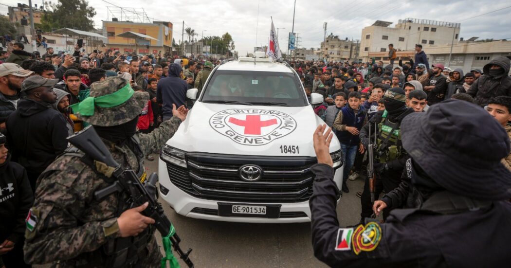 Gaza, il giorno del sesto scambio: Hamas rilascia altri tre ostaggi. E Israele libererà 369 detenuti palestinesi