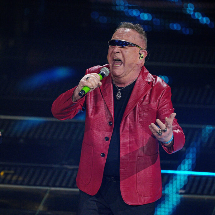 “Mi hanno fatto girare la maglietta, non sono John Travolta. Gli occhiali? 3 euro dai cinesi”: la rabbia di Johnson Righeira dopo l’esibizione a Sanremo con i Coma Cose