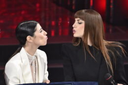 Copertina di Sanremo 2025, ecco chi ha vinto la serata cover e duetti. La classifica della quarta sera, la top 10 e le sorprese