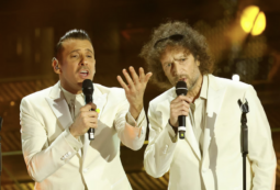 Copertina di Sanremo 2025, “il cantante non ha voce”: problemi per Tricarico durante l’esibizione con Gabbani. Cosa è accaduto
