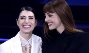 Copertina di Sanremo 2025, la diretta della quarta serata – Giorgia e Annalisa trionfano. Benigni scatenato: “Ho detto Bella ciao, è successo un casino”. Mahmood performer spettacolare e Geppi Cucciari un ciclone