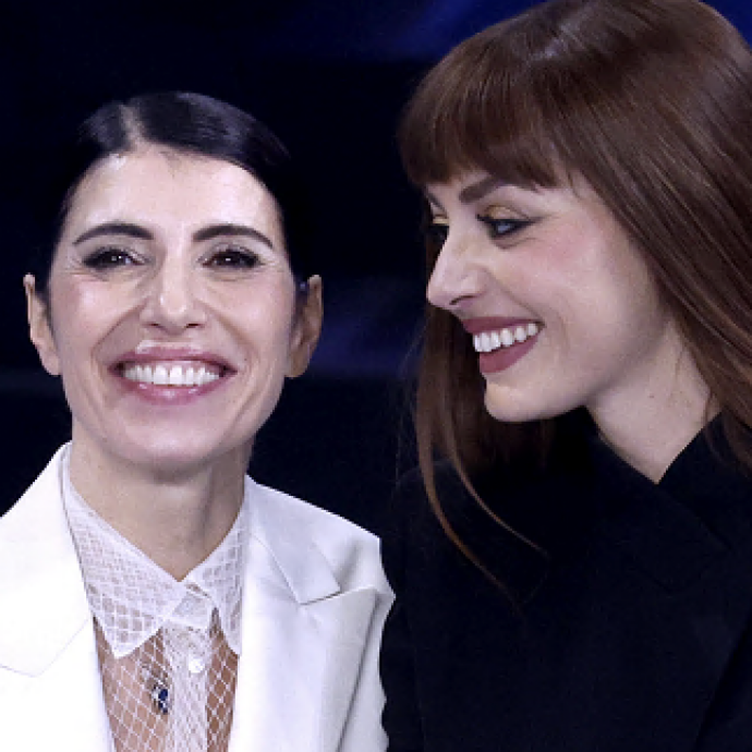 Sanremo 2025, la diretta della quarta serata – Giorgia e Annalisa trionfano. Benigni scatenato: “Ho detto Bella ciao, è successo un casino”. Mahmood performer spettacolare e Geppi Cucciari un ciclone