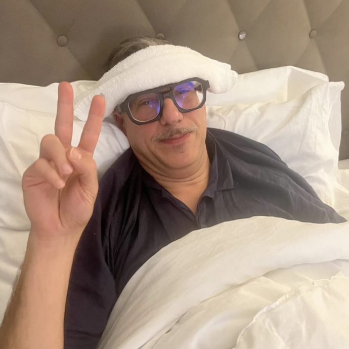 “Gabriele Corsi non ce l’ha fatta a esserci, ma è normale che siano tutti ammalati e infortunati?”: la perplessità di Alessandro Cattelan al DopoFestival