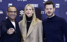 Copertina di Sanremo 2025, Carlo Conti: “Stasera Panariello fa da baby sitter a mio figlio”. Marcuzzi: “Dopo due anni al freddo, mi hanno tirato dentro”. Cattelan: “Sono distrutto. ma è una follia bellissima”
