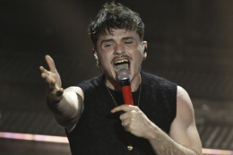 Copertina di Sanremo 2025, Olly: “Il titolo originale della mia canzone era Bastarda Nostalgia. Ho accusato molto nei giorni scorsi la pressione di essere favorito”