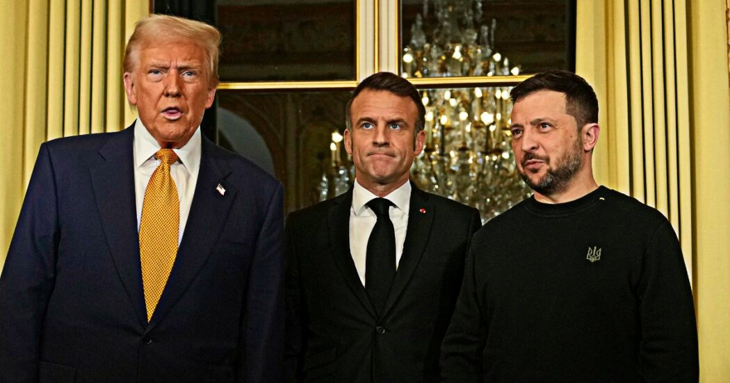 https://st.ilfattoquotidiano.it/wp-content/uploads/2025/02/15/trump-macron-zelensky-1050x551.jpg