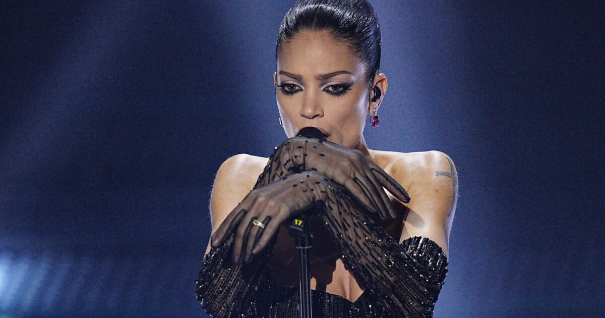 Sanremo 2025, Elodie “inca***ta nera” nel backstage: “Un’artista le ha strappato il vestito con il tacco”. E salta l’intervista a Rai Radio 2