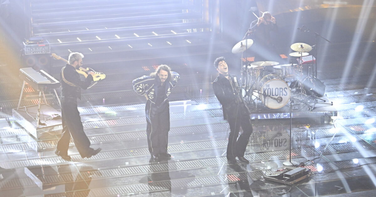 “Non dico niente sennò mi cacciano”: ecco perché Fru dei The Jackal era sul palco di Sanremo con i The Kolors durante la finale del Festival