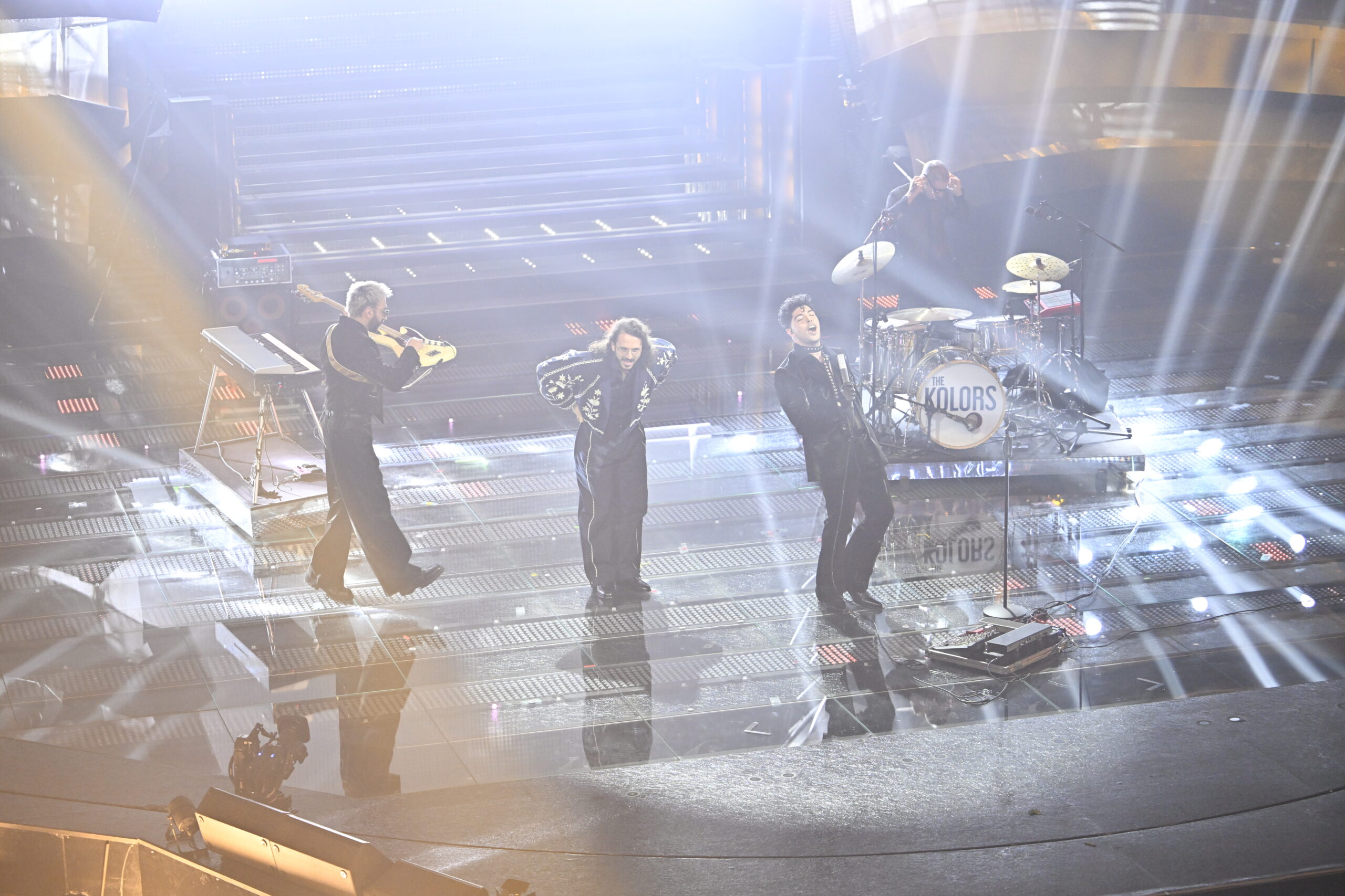 “Non dico niente sennò mi cacciano”: ecco perché Fru dei The Jackal era sul palco di Sanremo con i The Kolors durante la finale del Festival