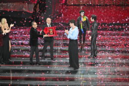 Copertina di Sanremo 2025, il testa a testa Corsi-Olly e il ruolo cruciale del televoto. Sui social scoppia la protesta: “Voti non confermati”