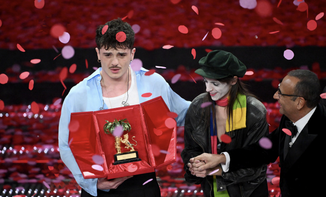 Chi è Olly, il vincitore di Sanremo 2025 arrivato al successo con un pezzo virale su TikTok (e da 5 milioni di stream su Spotify): ex rugbista e ‘mancato attore’