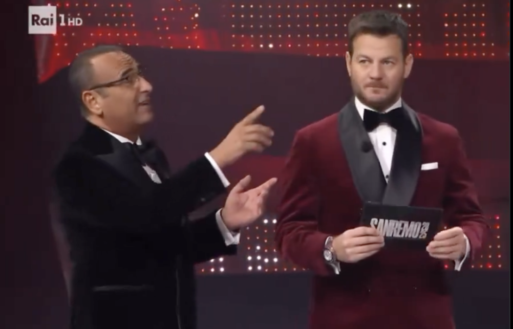 Sanremo 2025, “Simone vai via, Vai vai…”: quel labiale “imbarazzantissimo” di Carlo Conti a Cristicchi durante la premiazione finale