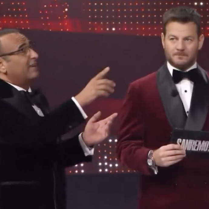 Sanremo 2025, “Simone vai via, Vai vai…”: quel labiale “imbarazzantissimo” di Carlo Conti a Cristicchi durante la premiazione finale