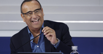 Copertina di “Il Festival si farà a Sanremo? Ma sì. Sanremo ha bisogno della Rai e la Rai di Sanremo o comunque del Festival. Ho già ascoltato dei brani”: così Carlo Conti