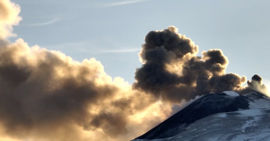 Etna in eruzione, sospese attività di volo all’aeroporto di Catania. Le immagini dal drone sono spettacolari