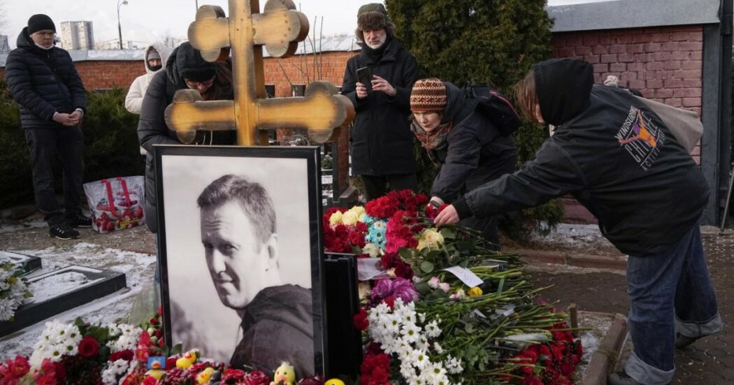 L’Europa a un anno dalla morte di Navalny: “Putin responsabile”. La madre: “Tutti sanno chi l’ha ucciso”