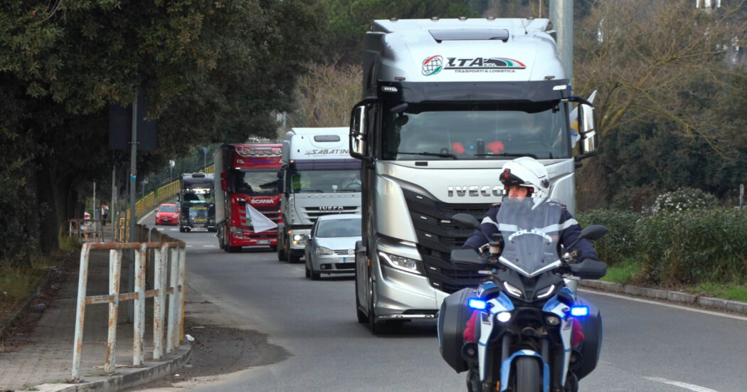 La protesta dei tir a Roma contro il codice della strada e le condizioni di lavoro: “La politica sta condannando l’autotrasporto italiano”