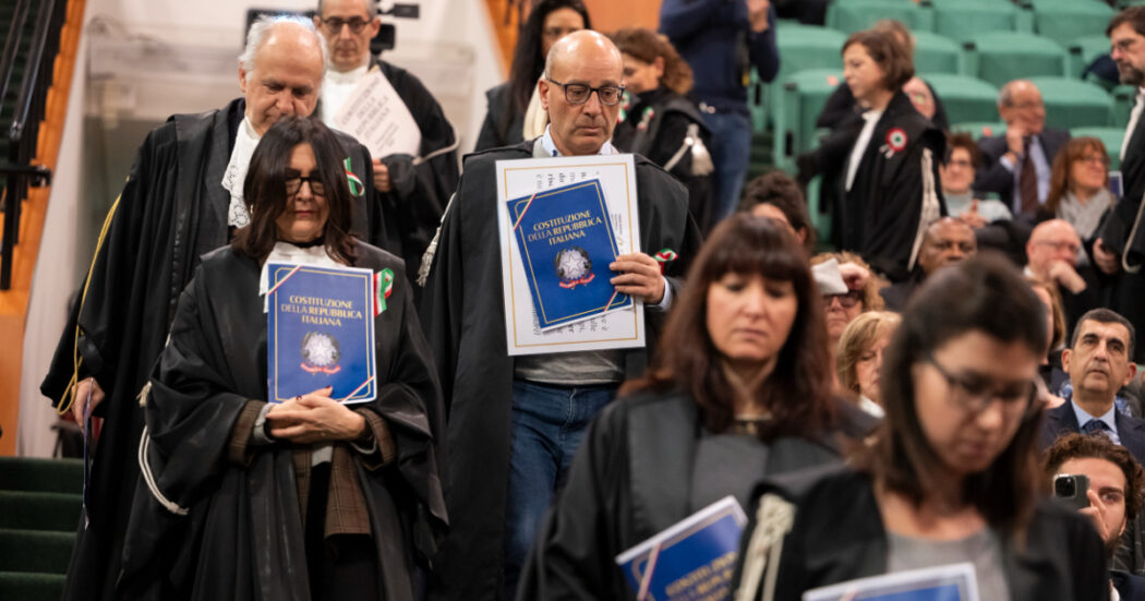 Flash mob in toga davanti alla Cassazione, poi l’assemblea al cinema: le iniziative dei magistrati a Roma nel giorno dello sciopero