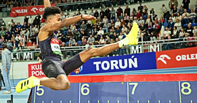 Come vola Mattia Furlani: con 8,37 batte il fenomeno Tentoglou per la prima volta. È il miglior salto italiano di sempre al coperto