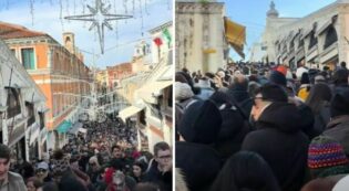 Copertina di Orde di turisti invadono Venezia per il Carnevale, le immagini sono impressionanti: in migliaia in coda per attraversare il ponte di Rialto