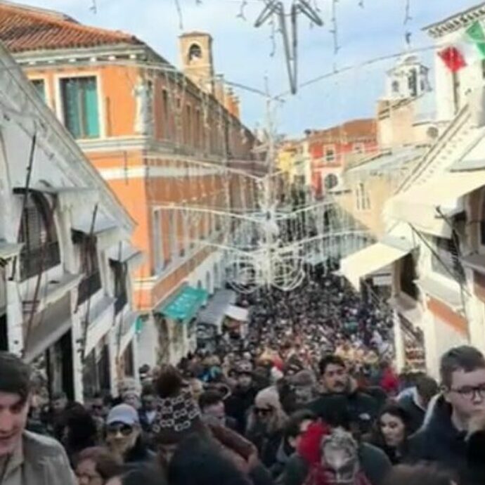 Orde di turisti invadono Venezia per il Carnevale, le immagini sono impressionanti: in migliaia in coda per attraversare il ponte di Rialto